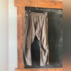 Kuhl Born in the mountains gray cargo pants size 40x30 euc